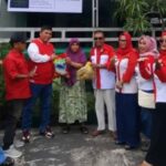 Wali Kota LIRA Kota Pekanbaru Juli Indrawan Lubis bersama pengurus DPD LIRA saat meresmikan Rumah LIRA dan menyalurkan bantuan sembako kepada masyarakat.