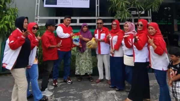 Wali Kota LIRA Kota Pekanbaru Juli Indrawan Lubis bersama pengurus DPD LIRA saat meresmikan Rumah LIRA dan menyalurkan bantuan sembako kepada masyarakat.