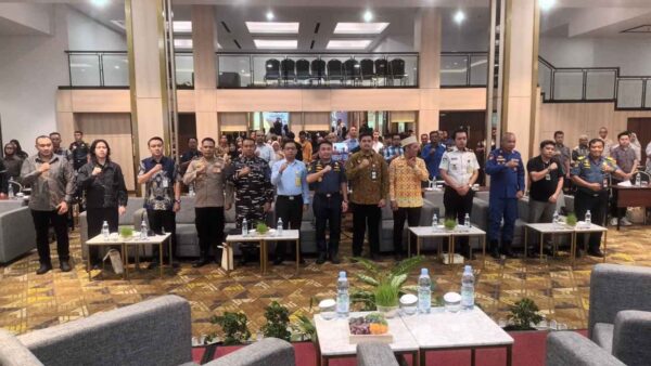 Personel Satpolairud Polres Ketapang menghadiri Focus Group Discussion tentang keselamatan dan regulasi pelayaran di Pelabuhan Kendawangan.
