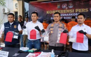 Kasat Resnarkoba Polres Batu Bara menunjukkan barang bukti hasil pengungkapan empat kasus narkotika jenis sabu.