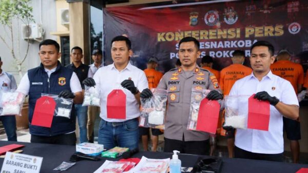 Kasat Resnarkoba Polres Batu Bara menunjukkan barang bukti hasil pengungkapan empat kasus narkotika jenis sabu.