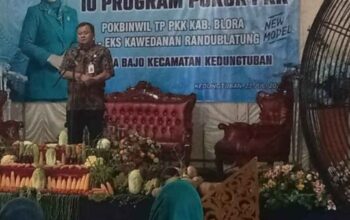 Ketua TP PKK Kabupaten Blora memimpin kegiatan Pokbinwil di Balai Desa Bajo, Kedungtuban, yang menghadirkan pembinaan kader dan layanan publik terpadu.