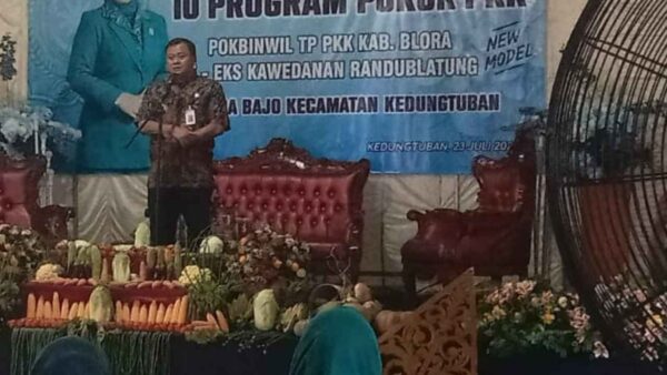 Ketua TP PKK Kabupaten Blora memimpin kegiatan Pokbinwil di Balai Desa Bajo, Kedungtuban, yang menghadirkan pembinaan kader dan layanan publik terpadu.