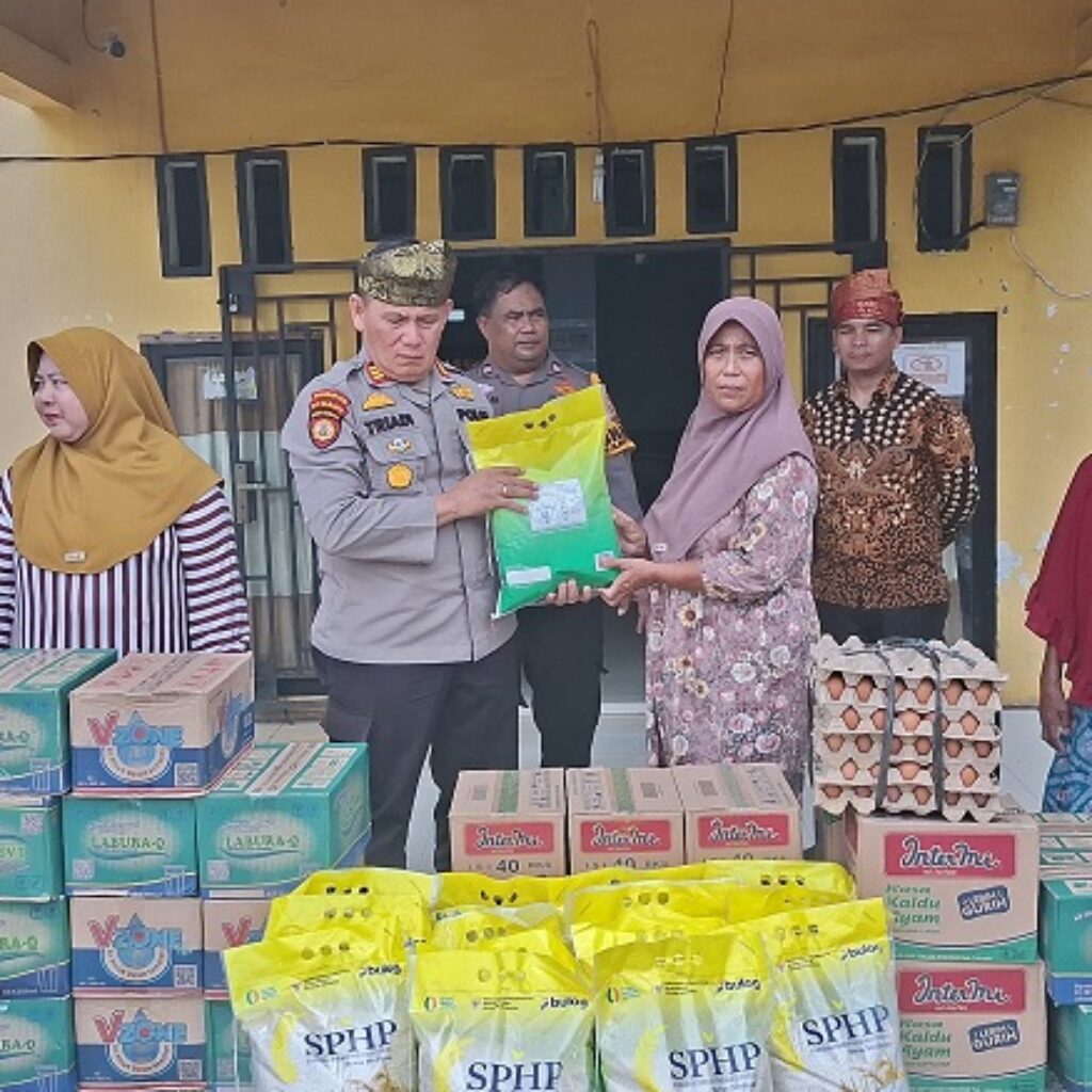 37 Rumah Rusak Diterjang Puting Beliung, Polres Rohil Salurkan Bantuan