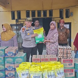 37 Rumah Rusak Diterjang Puting Beliung, Polres Rohil Salurkan Bantuan