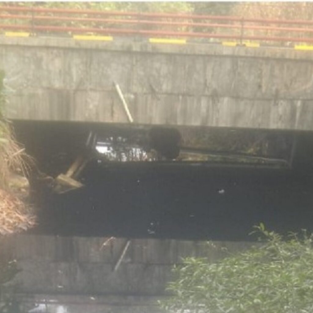 Air Sungai Cisoge Carita Menghitam, Warga Duga Limbah Tambak Udang Jadi Penyebabnya
