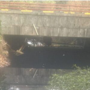 Air Sungai Cisoge Carita Menghitam, Warga Duga Limbah Tambak Udang Jadi Penyebabnya