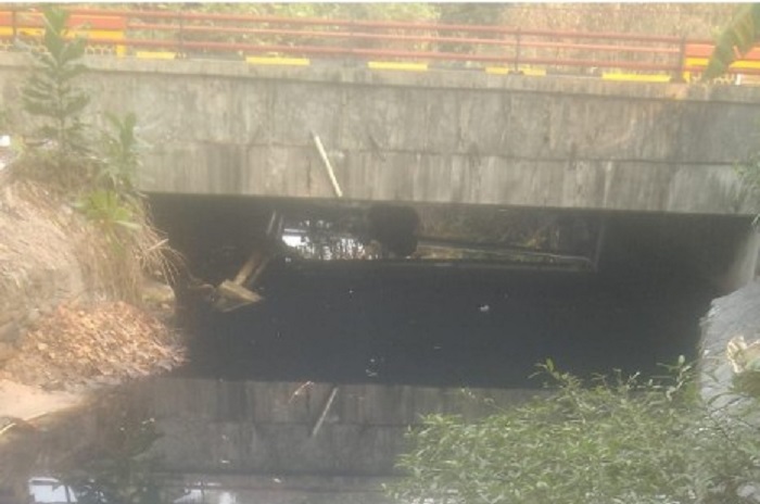 Air Sungai Cisoge Carita Menghitam