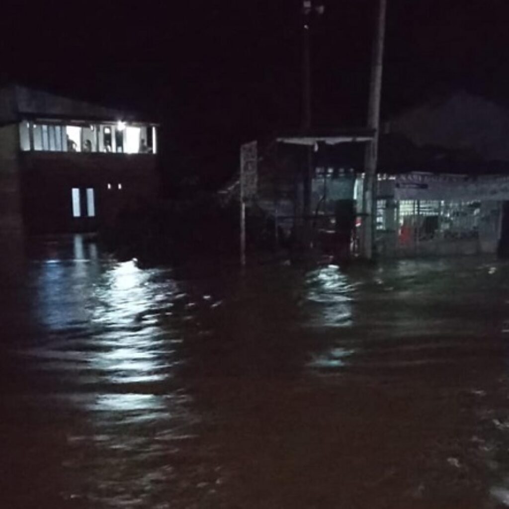 Banjir Rendam Desa Ie Mirah Aceh Barat Daya, Dua Pengendara Motor Sempat Hanyut