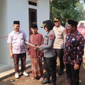 Bedah Rumah Polres Lebak, Kapolres Serahkan Kunci kepada Warga Warunggunung