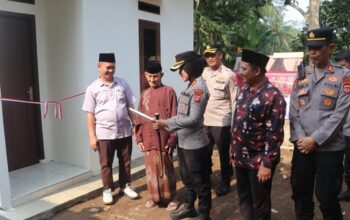 Bedah Rumah Polres Lebak, Kapolres Serahkan Kunci kepada Warga Warunggunung