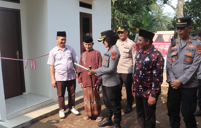 Bedah Rumah Polres Lebak, Kapolres Serahkan Kunci kepada Warga Warunggunung