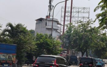 Diduga Belum Berizin, Reklame Raksasa di Cengkareng Disorot