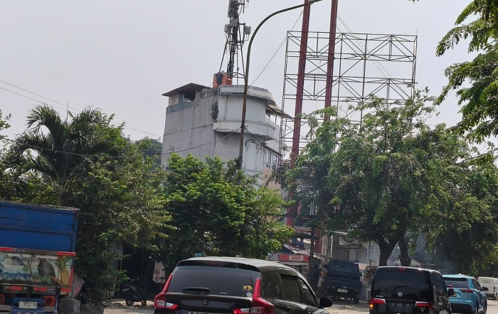 Diduga Belum Berizin, Reklame Raksasa di Cengkareng Disorot