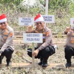 Ekspedisi Merah Putih Presisi Polda Riau Tanam 810 Mangrove dan Salurkan Ribuan Bantuan untuk Warga Pesisir Sinaboi