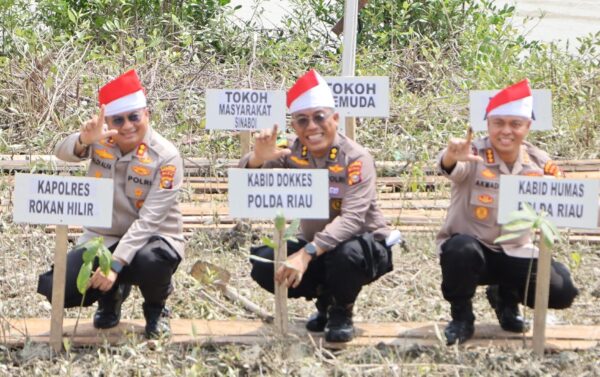 Ekspedisi Merah Putih Presisi Polda Riau Tanam 810 Mangrove dan Salurkan Ribuan Bantuan untuk Warga Pesisir Sinaboi