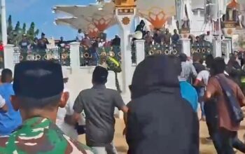 Hari Damai Aceh XXI Berujung Ricuh, Massa dan Aparat Bentrok Usai Bendera Merah Putih Diturunkan
