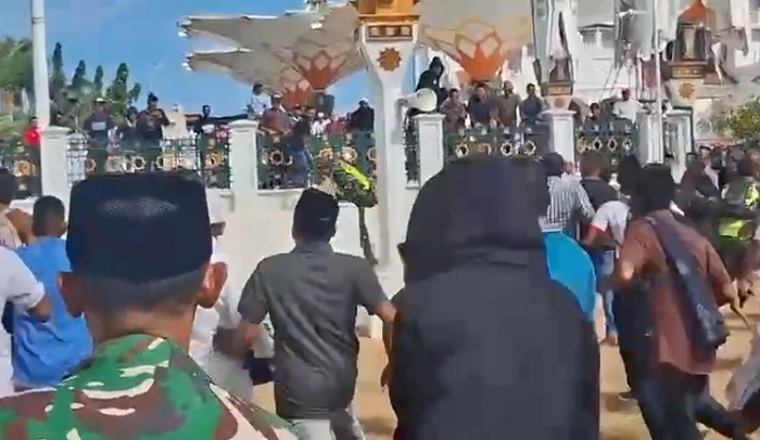 Hari Damai Aceh XXI Berujung Ricuh, Massa dan Aparat Bentrok Usai Bendera Merah Putih Diturunkan