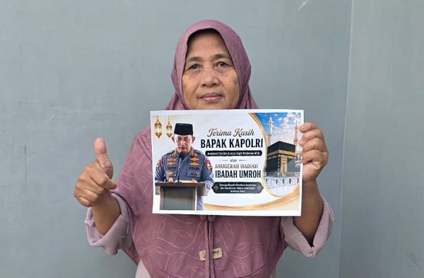 Jadi Kado Ulang Tahun ke-58, Kapolri Berangkatkan ART Lansia Asal Bogor Umrah