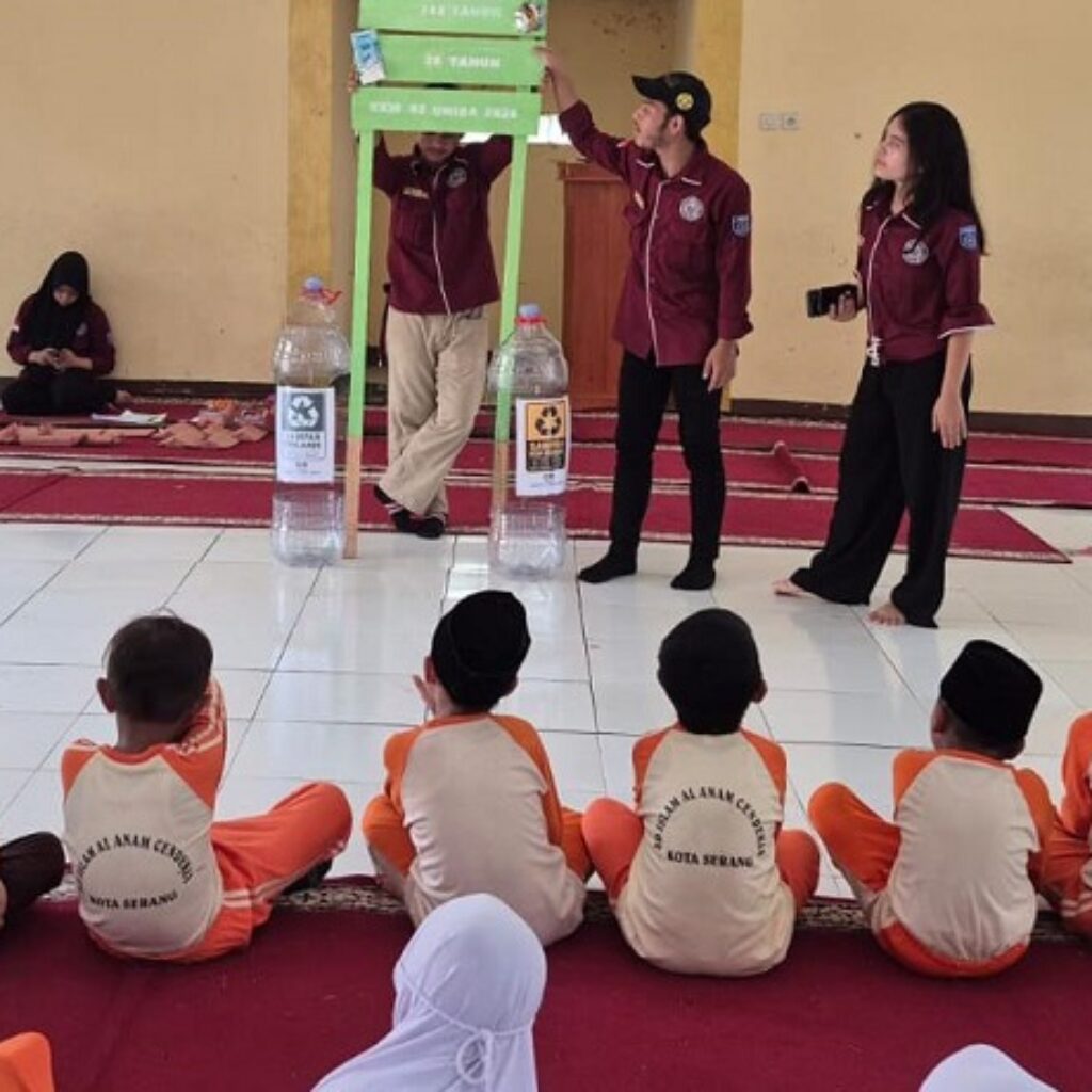 KKM Universitas Bina Bangsa Edukasi Siswa SD di Serang tentang Pemilahan dan Masa Urai Sampah