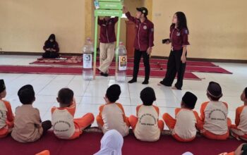 KKM Universitas Bina Bangsa Edukasi Siswa SD di Serang tentang Pemilahan dan Masa Urai Sampah