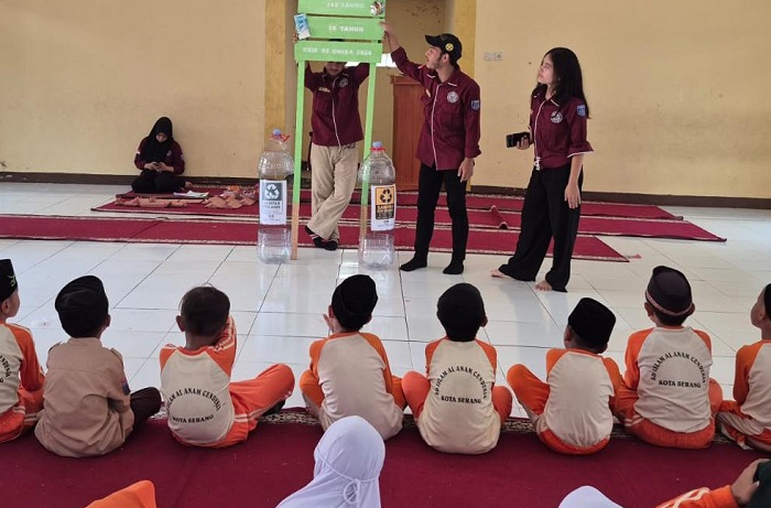 KKM Universitas Bina Bangsa Edukasi Siswa SD di Serang tentang Pemilahan dan Masa Urai Sampah