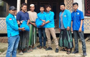 KNPI Pandeglang Isi HUT ke-81 RI dengan Aksi Sosial Salurkan Air Bersih dan Santunan