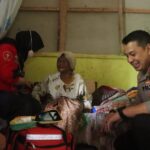 Kapolres Sukabumi Sambangi Lansia Hidup Seorang Diri di Cisolok, Beri Bantuan dan Layanan Kesehatan