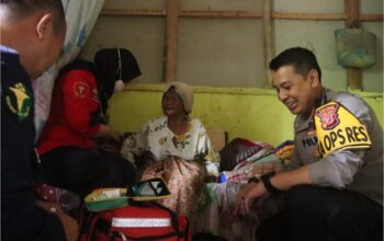 Kapolres Sukabumi Sambangi Lansia Hidup Seorang Diri di Cisolok, Beri Bantuan dan Layanan Kesehatan