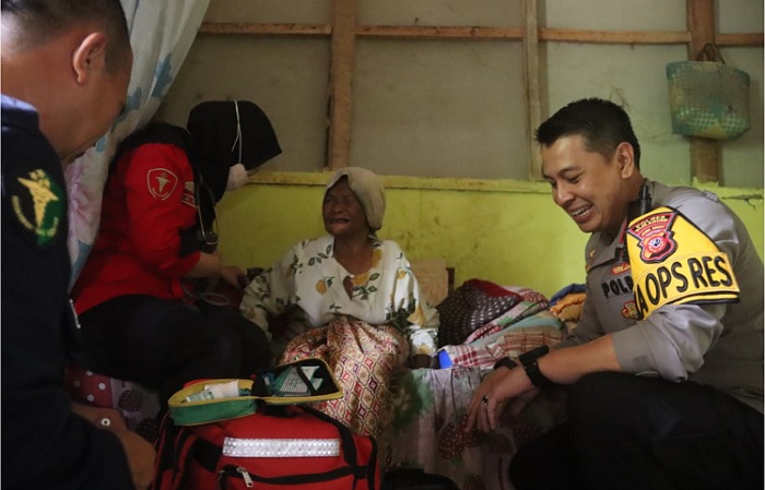 Kapolres Sukabumi Sambangi Lansia Hidup Seorang Diri di Cisolok, Beri Bantuan dan Layanan Kesehatan