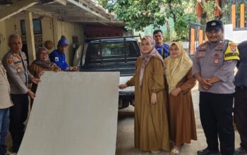 Kapolsek Gunungkencana Tinjau PAUD Izzaturrahman di Lebak, Salurkan Bantuan Plafon untuk Ruang Belajar