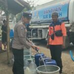 Kekeringan di Cirinten, Polsek Salurkan 5.000 Liter Air Bersih untuk Warga Kampung Dungkuk