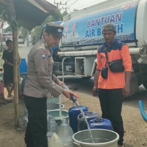 Kekeringan di Cirinten, Polsek Salurkan 5.000 Liter Air Bersih untuk Warga Kampung Dungkuk