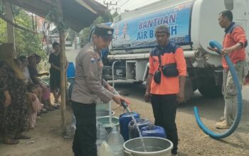 Kekeringan di Cirinten, Polsek Salurkan 5.000 Liter Air Bersih untuk Warga Kampung Dungkuk