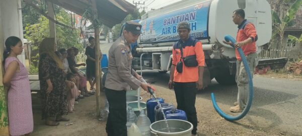Kekeringan di Cirinten, Polsek Salurkan 5.000 Liter Air Bersih untuk Warga Kampung Dungkuk