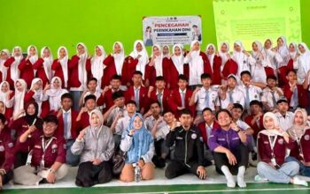 Mahasiswa KKM Universitas Bina Bangsa dan HIMAPSI Edukasi Bahaya Pernikahan Dini kepada Siswa MAN 1 Serang