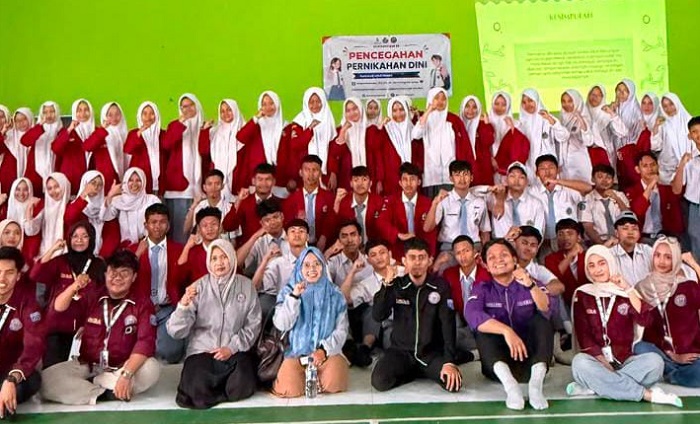 Mahasiswa KKM Universitas Bina Bangsa dan HIMAPSI Edukasi Bahaya Pernikahan Dini kepada Siswa MAN 1 Serang