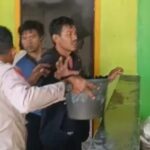 Personil Polsek Carita Sigap Padamkan Kebakaran Rumah Warga Saat HUT Ke-81 RI