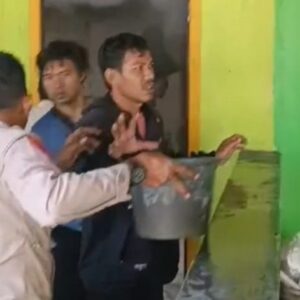 Personil Polsek Carita Sigap Padamkan Kebakaran Rumah Warga Saat HUT Ke-81 RI