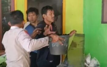 Personil Polsek Carita Sigap Padamkan Kebakaran Rumah Warga Saat HUT Ke-81 RI