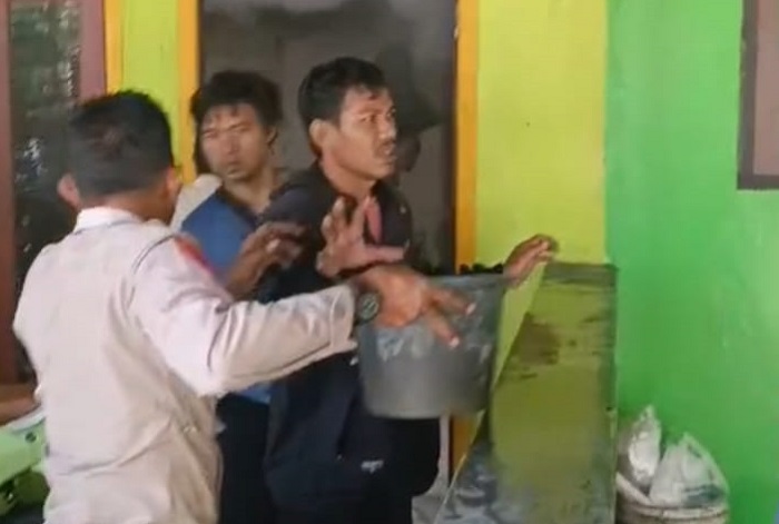 Personil Polsek Carita Sigap Padamkan Kebakaran Rumah Warga Saat HUT Ke-81 RI