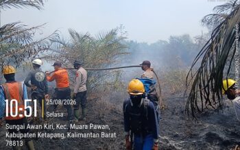 Polres Ketapang Bersama TNI dan Manggala Agni Padamkan Karhutla di Sungai Awan Kiri