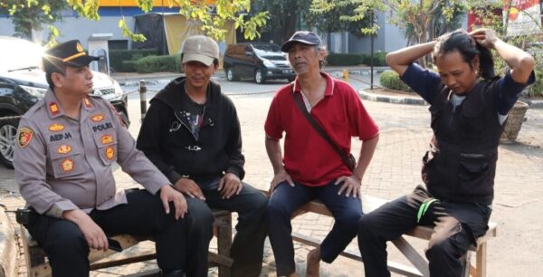 Polsek Kalideres Sambangi Juru Parkir Hari Hari Swalayan, Cegah 3C dan Peredaran Narkoba