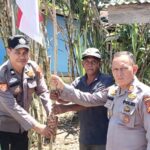 RI ke-81, Polsek Bangko Pusako Bagikan Bendera Merah Putih ke Warga