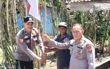 Sambut HUT RI ke-81, Polsek Bangko Pusako Bagikan Bendera Merah Putih ke Warga