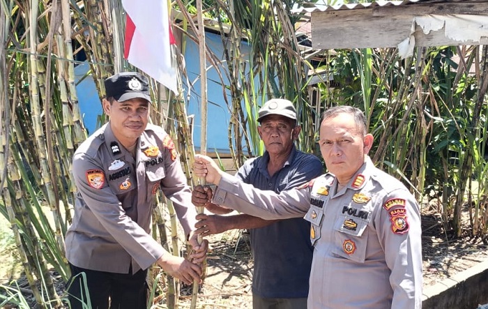RI ke-81, Polsek Bangko Pusako Bagikan Bendera Merah Putih ke Warga
