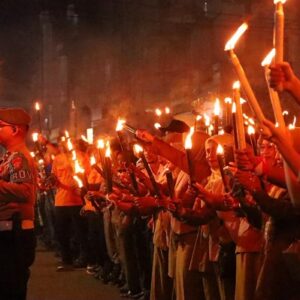 Sambut HUT ke-81 RI, Kapolres Rohil Hadiri Taptu dan Pawai Obor Bersama Warga
