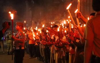 Sambut HUT ke-81 RI, Kapolres Rohil Hadiri Taptu dan Pawai Obor Bersama Warga