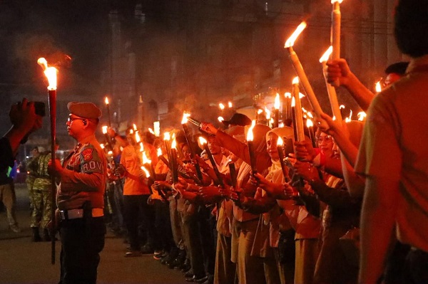 Sambut HUT ke-81 RI, Kapolres Rohil Hadiri Taptu dan Pawai Obor Bersama Warga