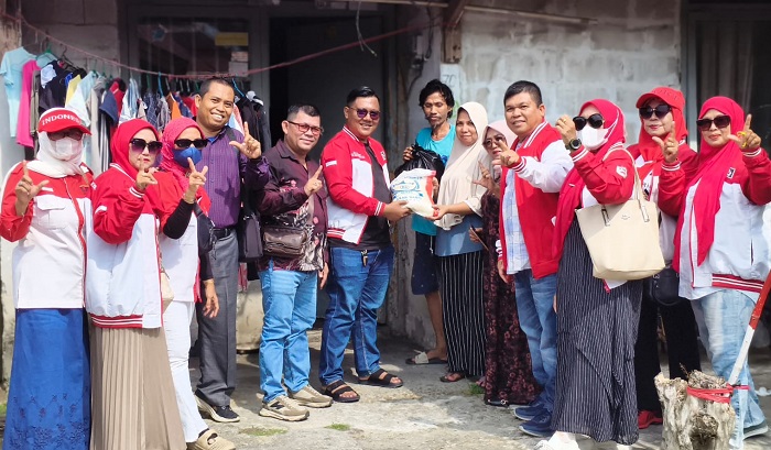 Sambut HUT ke-81 RI, LIRA Pekanbaru Bagikan Bantuan kepada Warga